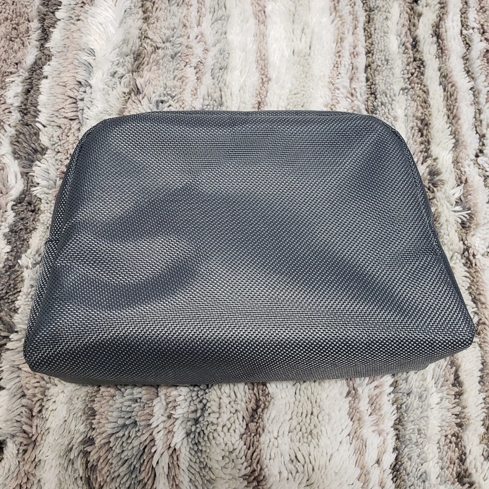 TUMI For Delta Lined Toiletries Bag With Zipper And Silver TUMI Logo